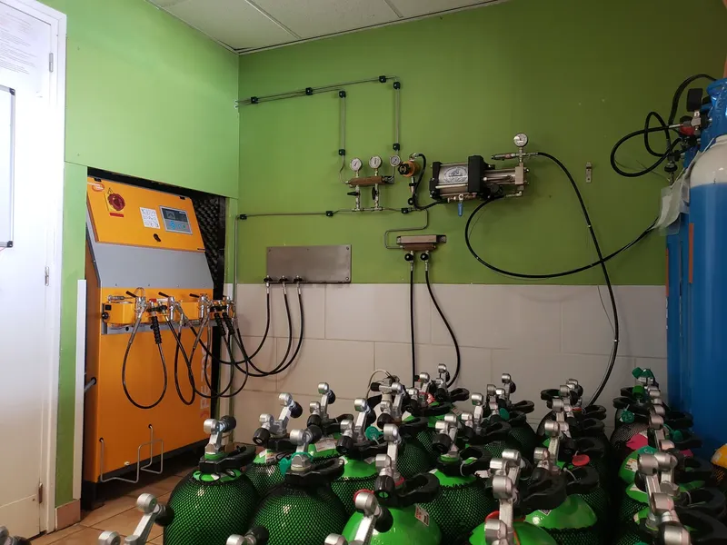 Atelier de remplissage de bouteilles de plongée avec compresseur et tuyaux