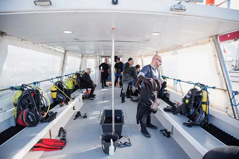 Plongeurs préparant leur équipement à bord d'un bateau de plongée