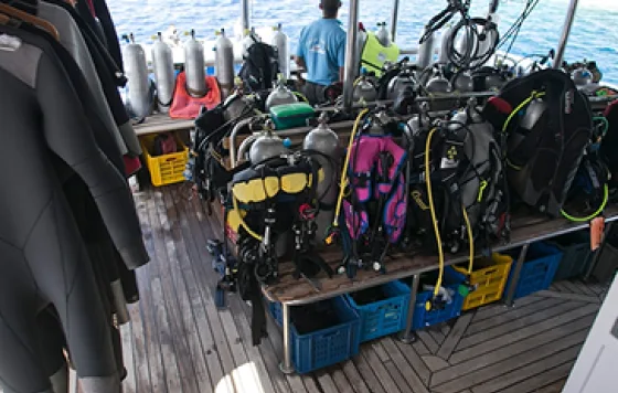 Bateau de plongée avec combinaisons, bouteilles et équipements prêts à l'emploi