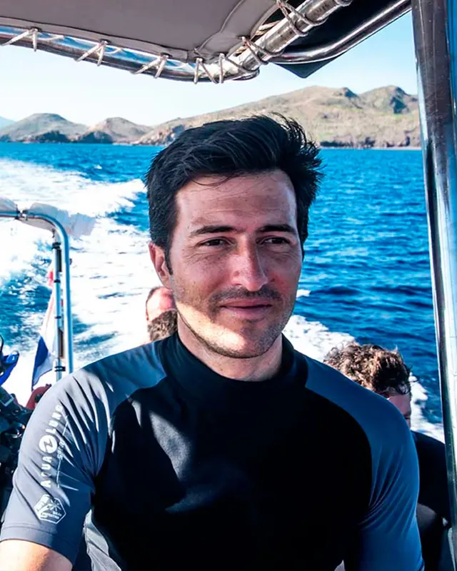 Portrait d'un homme souriant à bord d'un bateau en mer