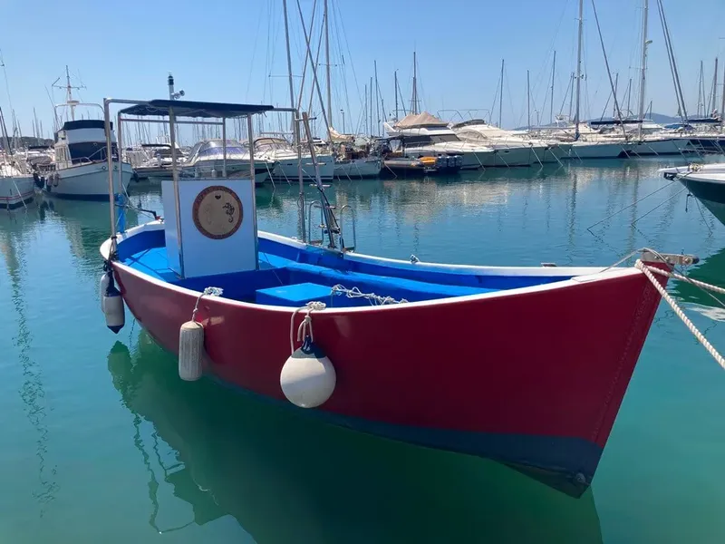 Petit bateau de pêche coloré amarré dans un port ensoleillé