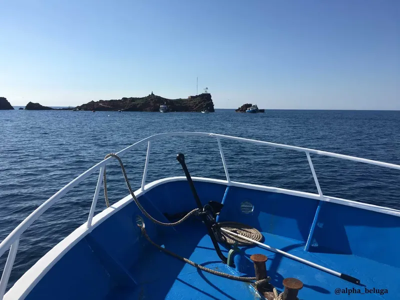 Vue depuis un bateau de plongée vers des îles rocheuses en mer