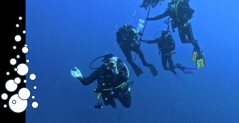 Plongeurs en immersion, communication sous-marine, exploration bleue, équipe, profondeur