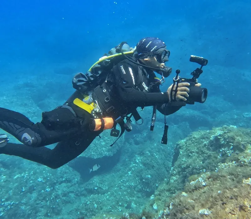Plongeur équipé d'un appareil photo sous-marin en pleine exploration