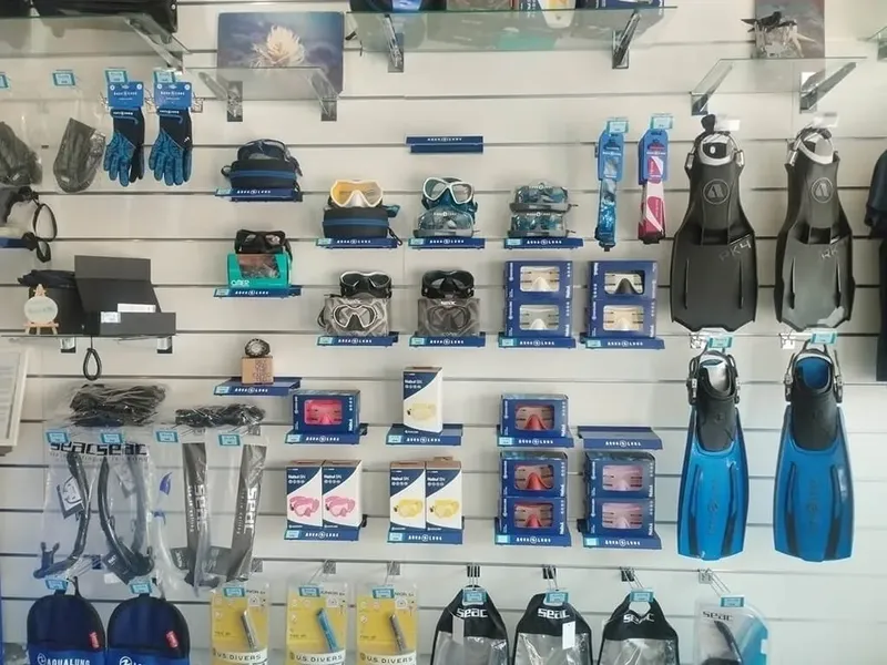 Rayons de masques, tubas, palmes et gants de plongée en magasin