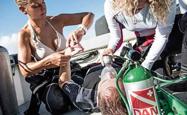 Plongeur recevant des soins médicaux sur un bateau de plongée