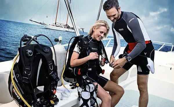 Préparation d'une plongeuse sur un bateau en mer, équipement complet