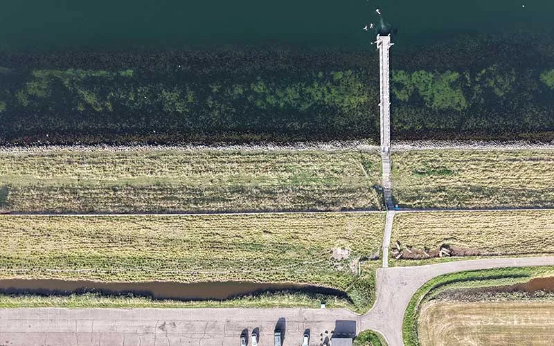 Vue aérienne d'un ponton d'accès à la mer et d'un parking