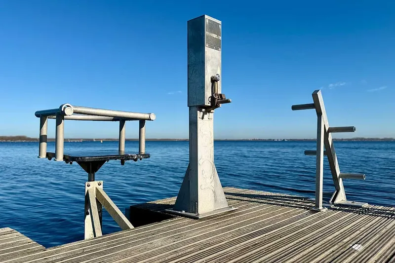 Escalier d'accès à l'eau sur une plateforme en bois bleu clair