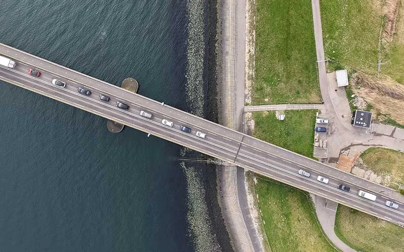 Vue aérienne d'un pont avec des véhicules et la mer