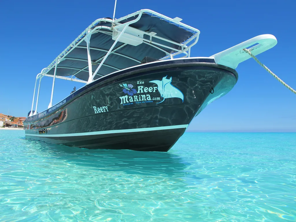 Bateau de plongée 'Reef Marina' sur une eau turquoise claire