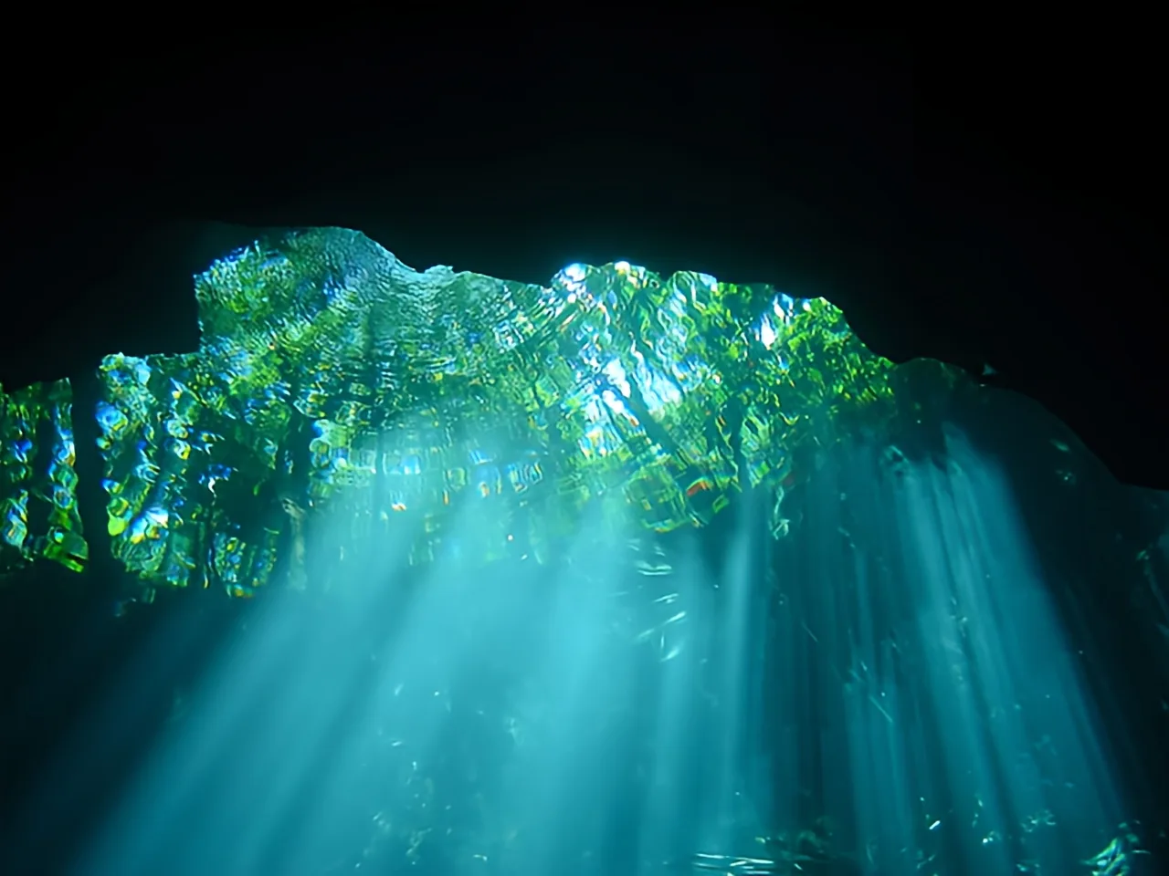 Rayons de lumière traversant une grotte sous-marine, eau turquoise