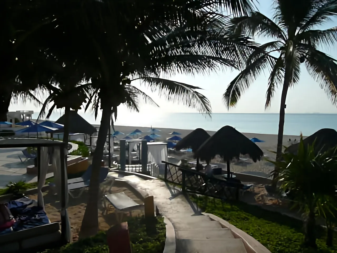 Plage, parasols, bâtiments du centre, chemin d'accès et personnes