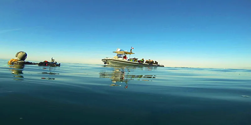 Plongeurs et passagers sur un bateau semi-rigide en mer