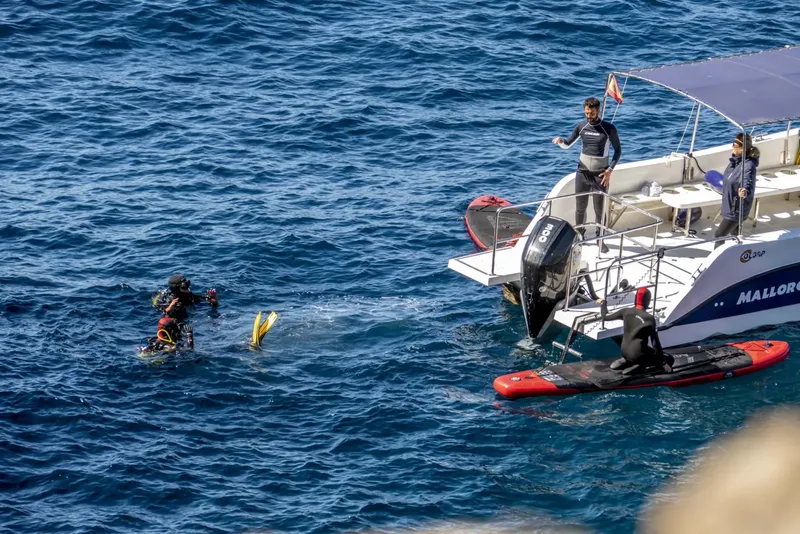 Plongeurs se préparent à entrer dans l'eau depuis un bateau