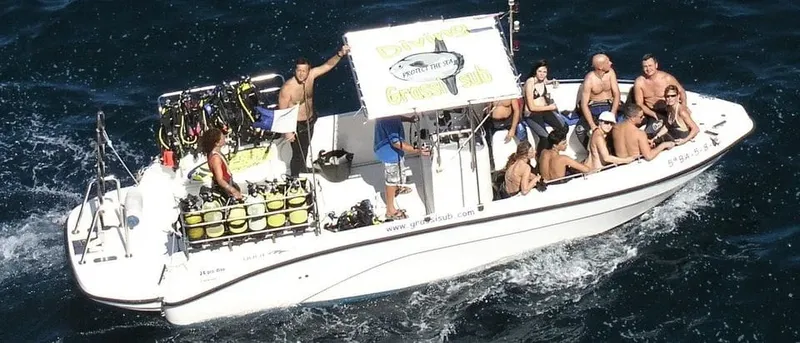 Groupe de plongeurs sur un bateau de plongée en mer