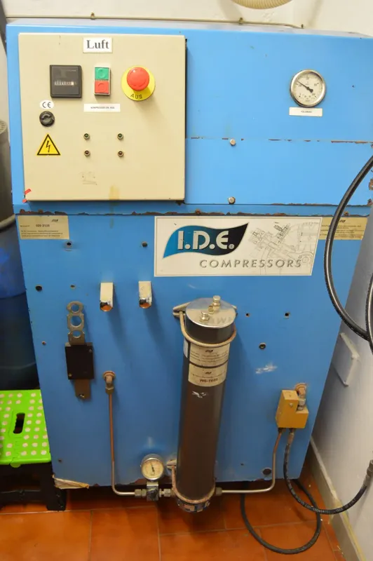 Compresseur bleu I.D.E. pour gonfler les bouteilles de plongée