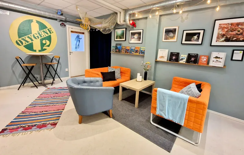 Espace détente avec canapés, fauteuils, tapis et décoration marine