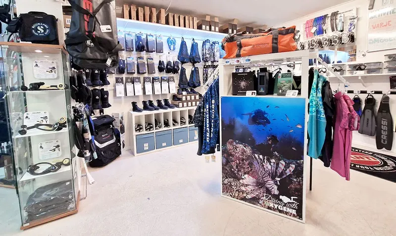 Boutique de plongée avec combinaisons, gilets, détendeurs et accessoires