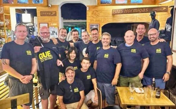 Groupe de personnes souriantes posant devant l'intérieur d'un centre