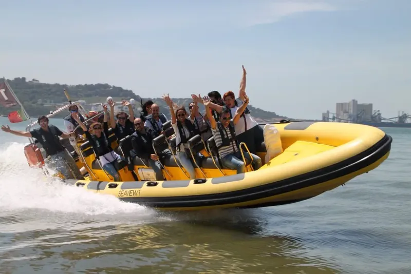 Groupe de personnes enthousiastes à bord d'un bateau semi-rigide jaune