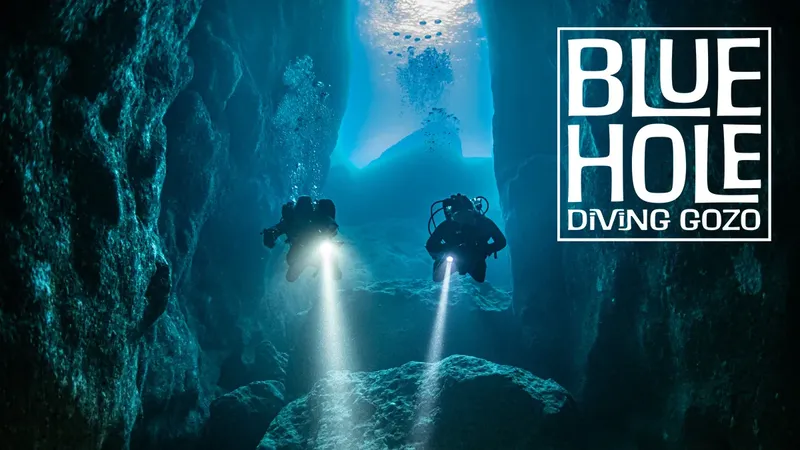 Deux plongeurs explorent une grotte sous-marine éclairée par leurs lampes