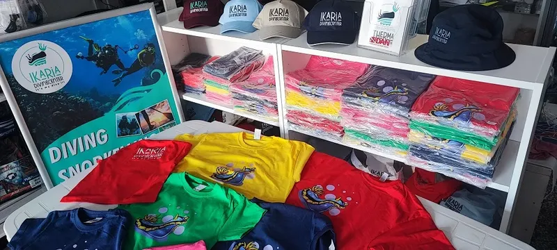 Boutique de plongée avec t-shirts, casquettes et affiches illustrées