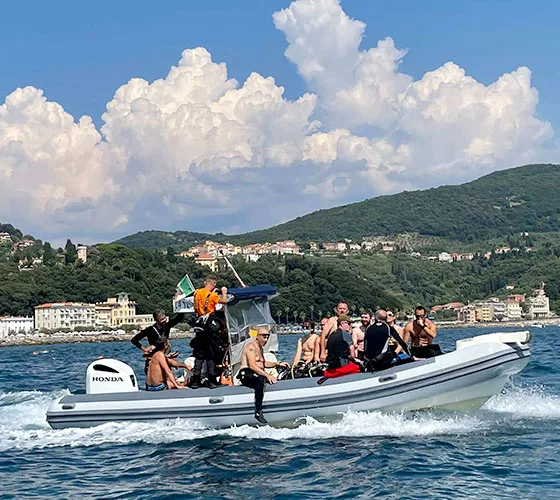 Groupe de plongeurs à bord d'un bateau semi-rigide en mer