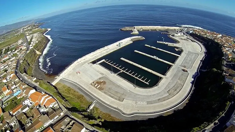 Vue aérienne d'un port de plaisance avec des bateaux amarrés