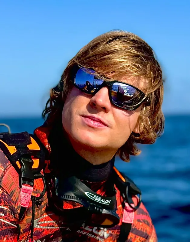 Portrait d'un homme portant des lunettes de soleil et un gilet