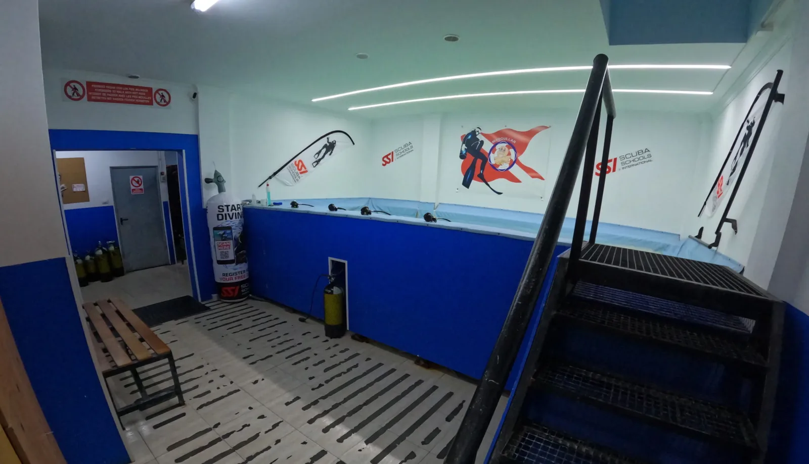 Piscine d'initiation à la plongée avec équipement et illustrations murales