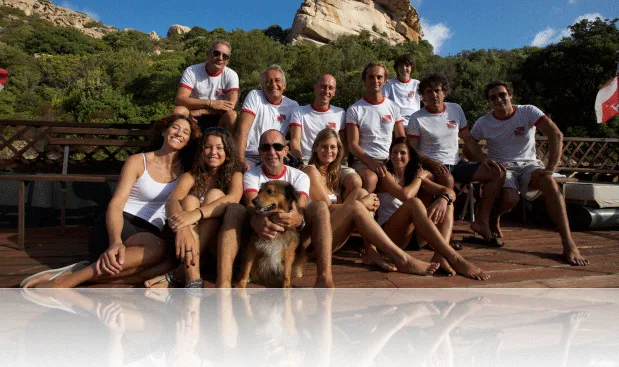 Groupe de personnes souriantes posant ensemble sur une terrasse ensoleillée