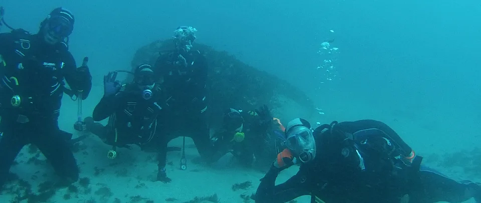 Plongeurs en scaphandre explorent un récif sous-marin bleu et profond