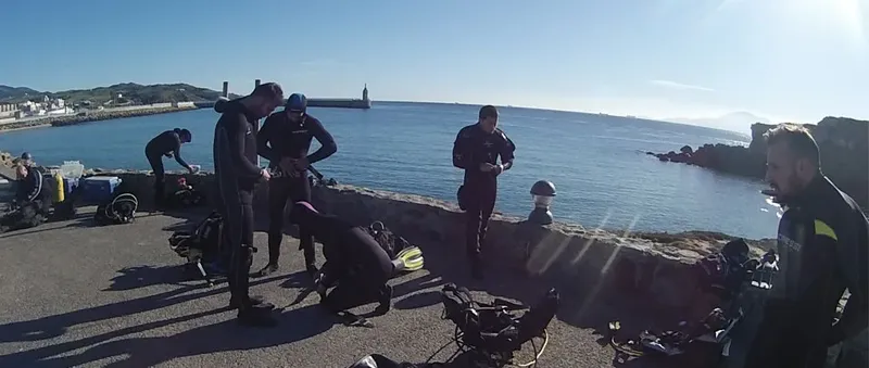 Plongeurs préparant leur matériel au bord de la mer ensoleillée