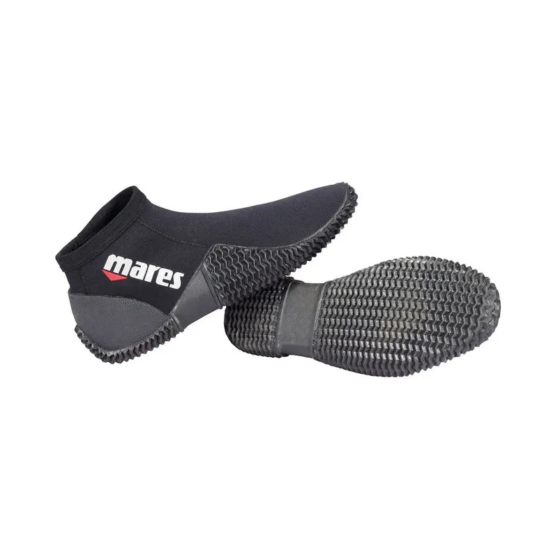 Chaussons de plongée noirs de la marque Mares sur fond blanc