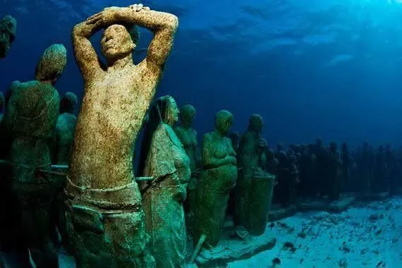 Sculptures humaines sous-marines, art submergé, ambiance bleutée et mystérieuse