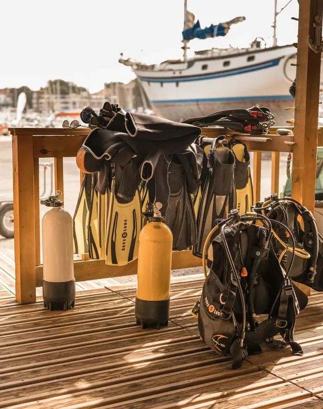 Equipement de plongée complet prêt pour une sortie en mer