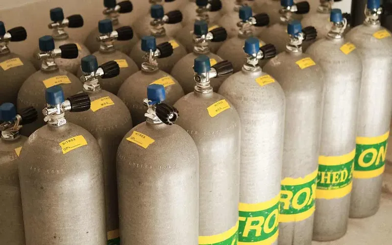 Rangées de bouteilles de plongée en aluminium avec robinets et étiquettes