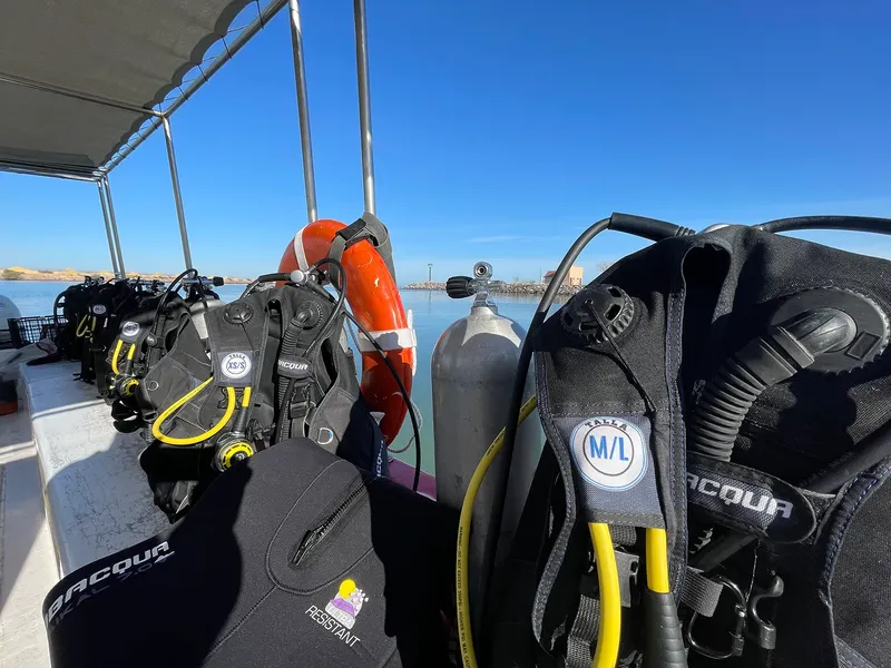Equipement de plongée complet sur un bateau, prêt pour l'exploration marine