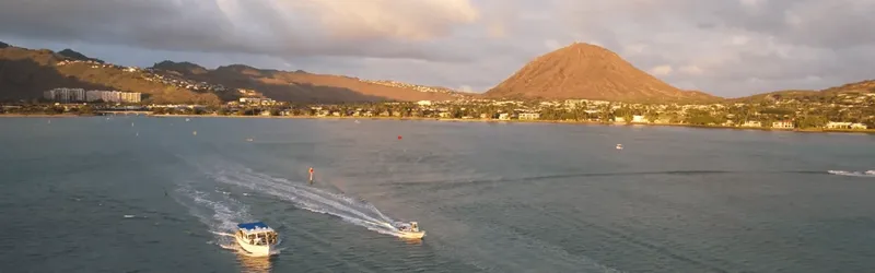 Vue aérienne de bateaux naviguant sur une mer calme au coucher du soleil