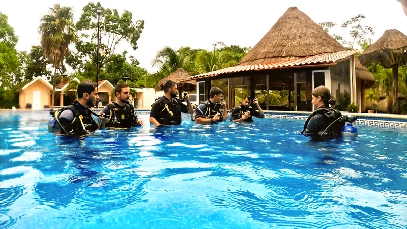Groupe de plongeurs en formation dans une piscine bleu clair