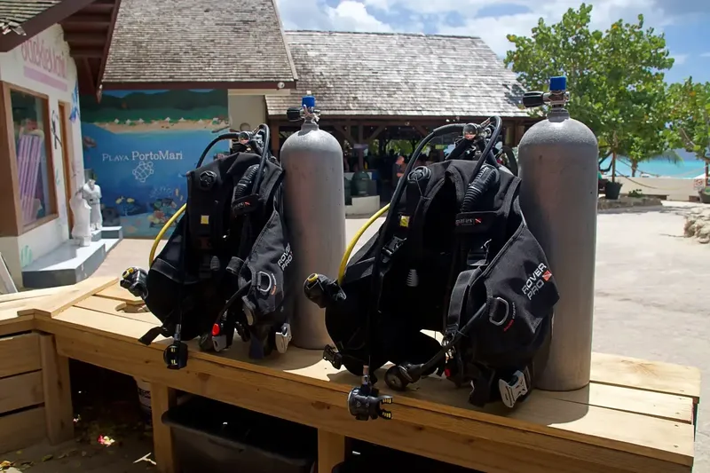 Equipement de plongée prêt à l'emploi devant un bâtiment tropical