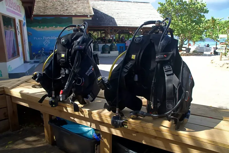 Equipement de plongée complet prêt à être utilisé sur une terrasse