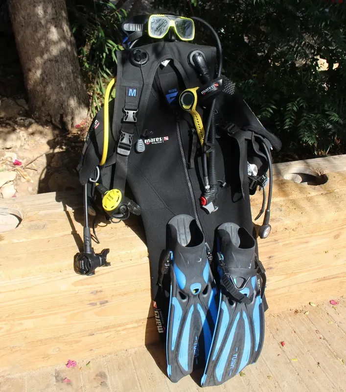 Equipement de plongée complet : gilet, bouteille, détendeur, masque et palmes