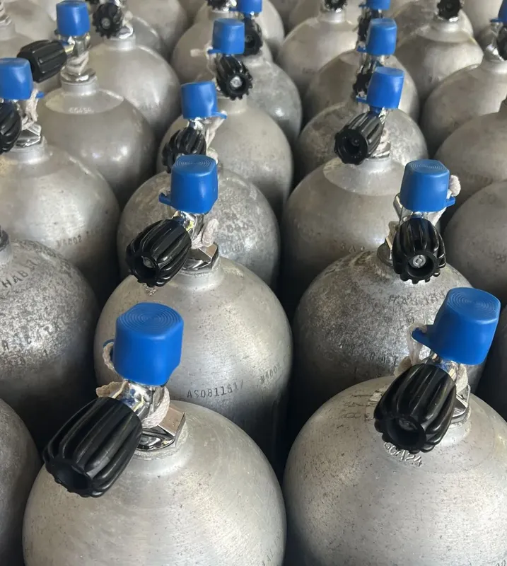 Bouteilles de plongée alignées, équipement prêt pour une sortie en mer