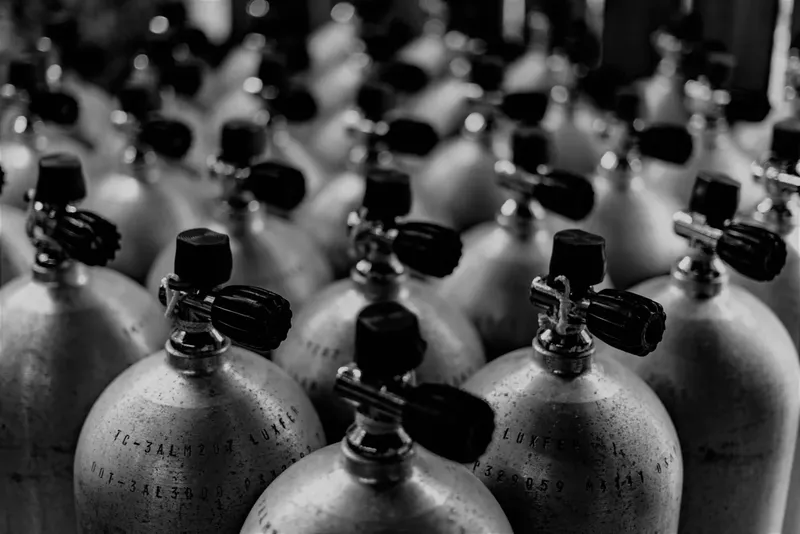 Rangées de bouteilles de plongée en métal, avec robinets et marquages