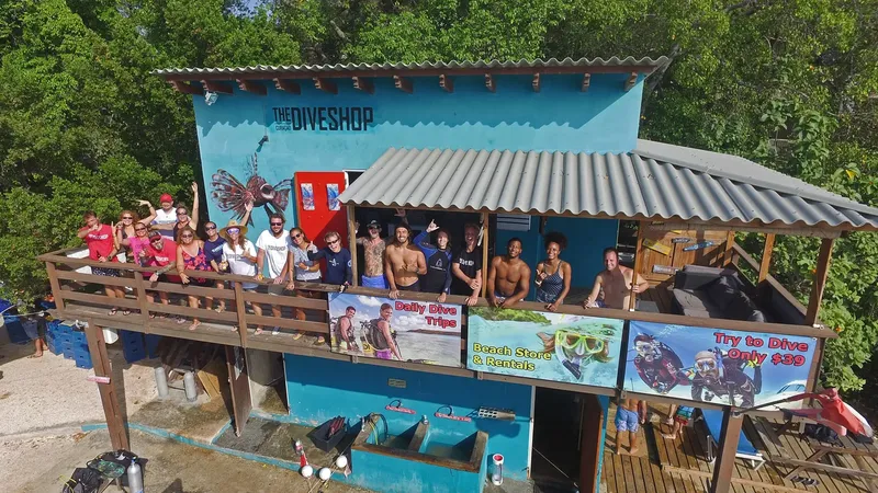Groupe de personnes devant un centre de plongée coloré et accueillant