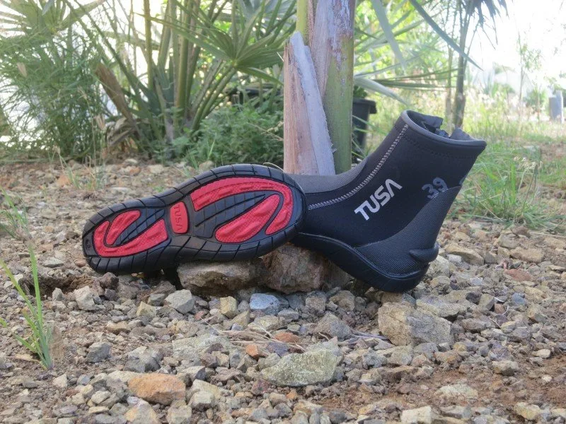 Chaussette de plongée noire et rouge TUSA, taille 39, sur gravier