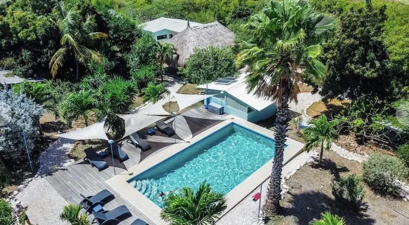 Vue aérienne d'une piscine et des bâtiments d'un centre tropical