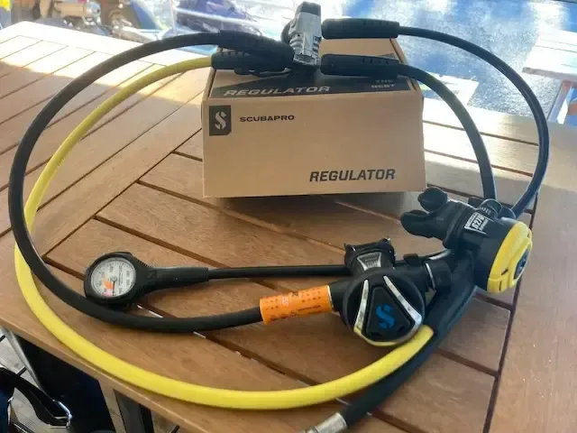 Detendeur Scubapro avec manomètre et flexible jaune sur pont
